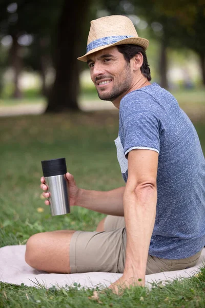 야외에 뜨거운 커피를 젊은이 — 스톡 사진