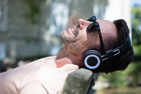 Muž Relaxuje Venku Sluchátkách — Stock fotografie