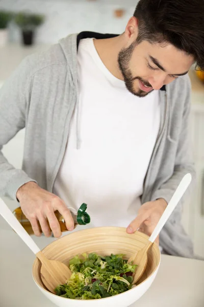 Mladý Muž Připravuje Zdravý Zeleninový Salát — Stock fotografie