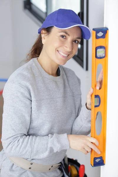 Young Smiling Woman Hardhat Holding Level Tool — Stock Photo, Image