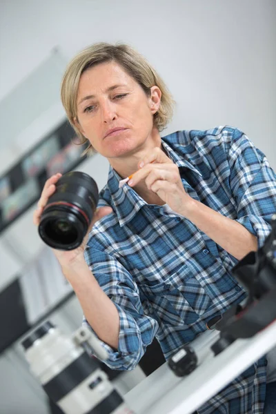 Técnico Fêmea Lente Câmera Limpeza — Fotografia de Stock