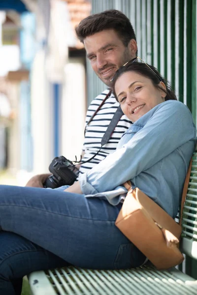 Kärleksfullt Par Väntar Tågbussen Att Till Flygplatsen — Stockfoto
