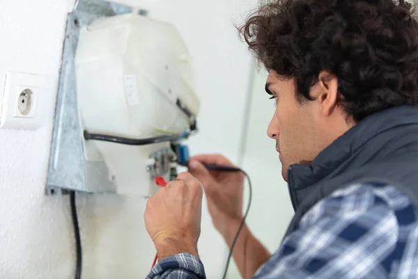 Νεαρός Επισκευαστής Επισκευάζει Appliace Για Τον Πελάτη — Φωτογραφία Αρχείου