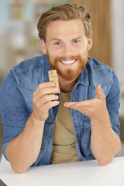 Knappe Man Zittend Aan Ontbijttafel Met Ontbijtgranen — Stockfoto