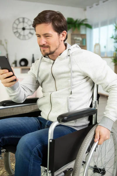 Jongeman Met Smartphone Rolstoel — Stockfoto