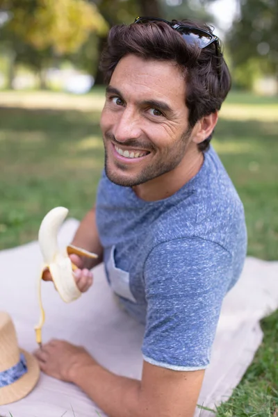 Hombre Guapo Comiendo Plátano Aire Libre — Foto de Stock