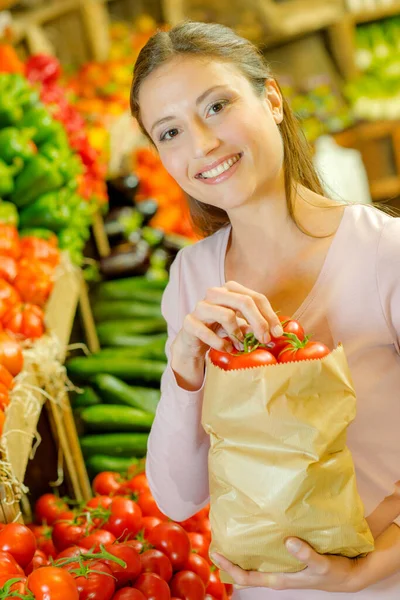 Cliente Sosteniendo Bolsa Papel Llena Tomates —  Fotos de Stock