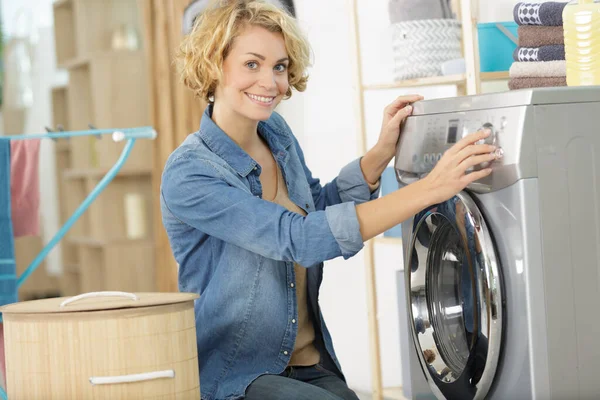 Yıkamak Için Çamaşır Makinesine Giysi Koyan Kadın — Stok fotoğraf