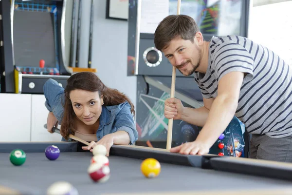 Jong Paar Spelen Snooker Samen Bar — Stockfoto