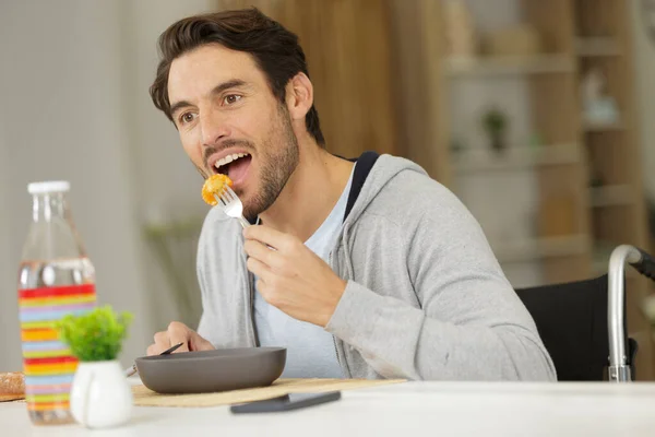 Engelli Genç Adam Öğle Yemeği Yiyor — Stok fotoğraf
