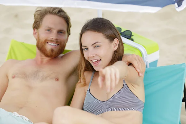 Szczęśliwy Para Razem Wskazując Plaży — Zdjęcie stockowe