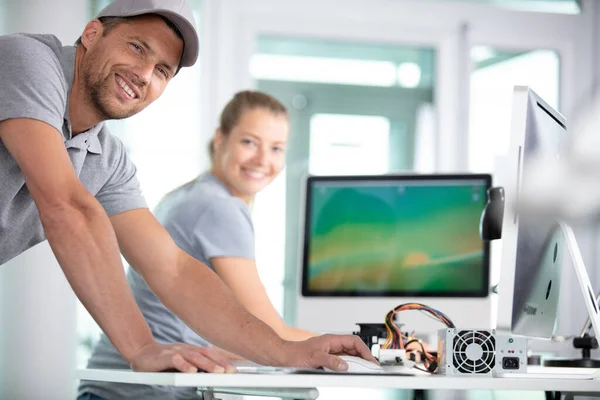 Homem Feliz Mulher Consertando Computador — Fotografia de Stock