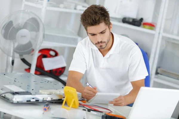 Young Engineer Taking Notes While Developping New Induction Hobs — Stock Photo, Image