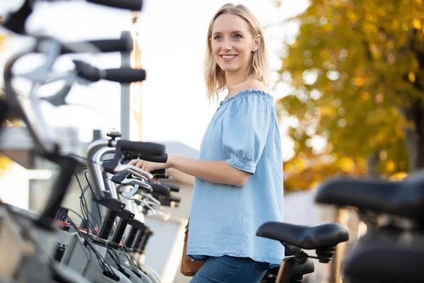 Glücklich Stylische Frau Nimmt Fahrrad Über Fahrradverleih — Stockfoto