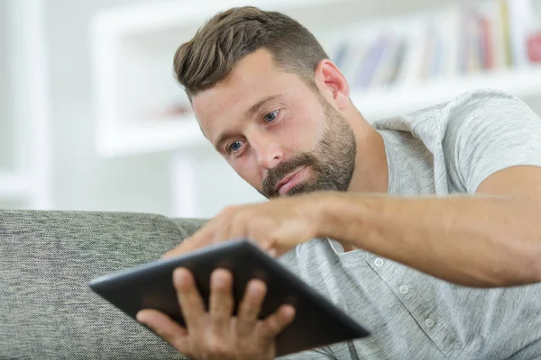 Man Using Tablet Home — Stock Photo, Image