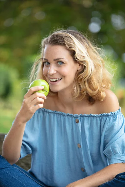 Πορτρέτο Νεαρή Γοητευτική Ξανθιά Γυναίκα Δάγκωμα Πράσινο Μήλο — Φωτογραφία Αρχείου