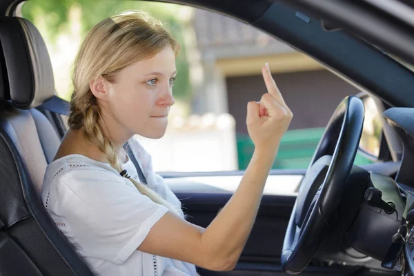 Kobieta Jazdy Pokazuje Środkowy Palec Samochód — Zdjęcie stockowe