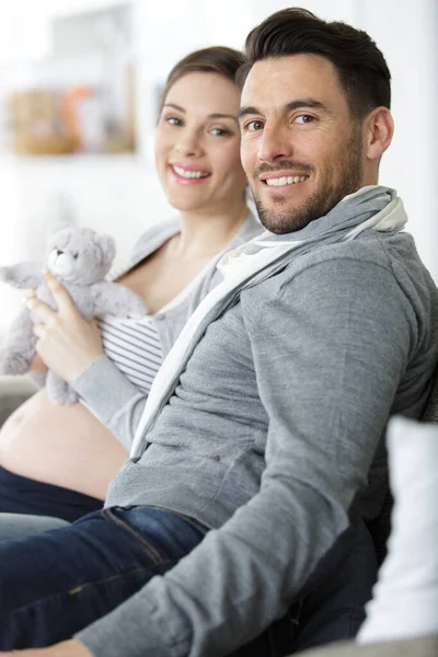 一个孕妇和一个男人看着相机 — 图库照片