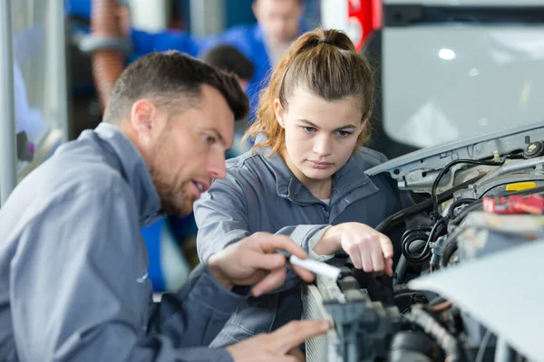 Woman Mechanic Apprentice Auto Repair Shop — ストック写真