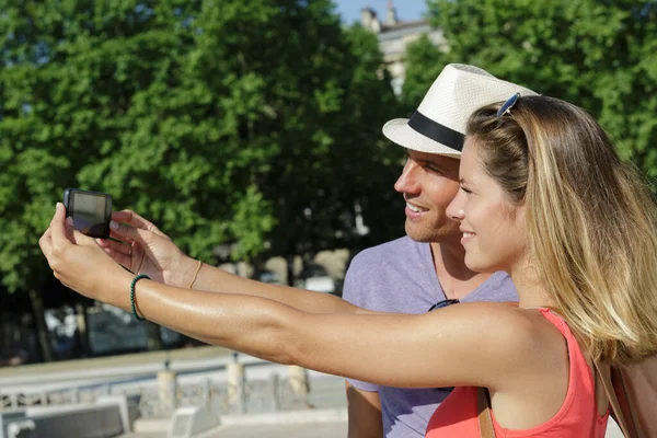 Par Förälskade Tar Selfies Utomhus — Stockfoto