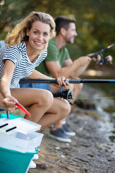 川岸での幸せな大人のカップル釣り — ストック写真