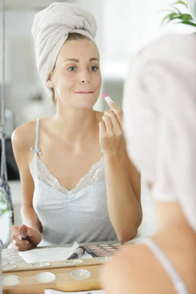 Mulher Banheiro Usando Toalha Cabeça Aplicando Maquiagem — Fotografia de Stock