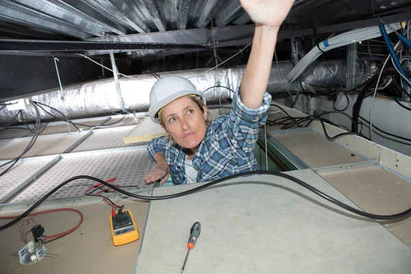 천장에 장치를 설치하는 기술자 — 스톡 사진