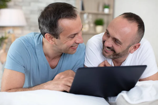 Masculino Gay Casal Relaxar Cama Juntos Usando Digital Tablet — Fotografia de Stock
