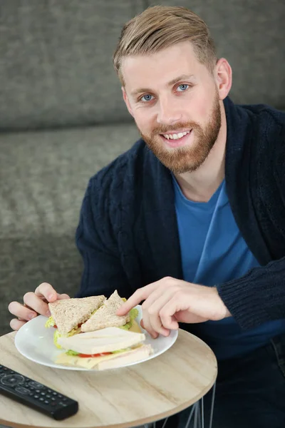 Άντρας Στο Σπίτι Τρώει Ένα Σάντουιτς — Φωτογραφία Αρχείου