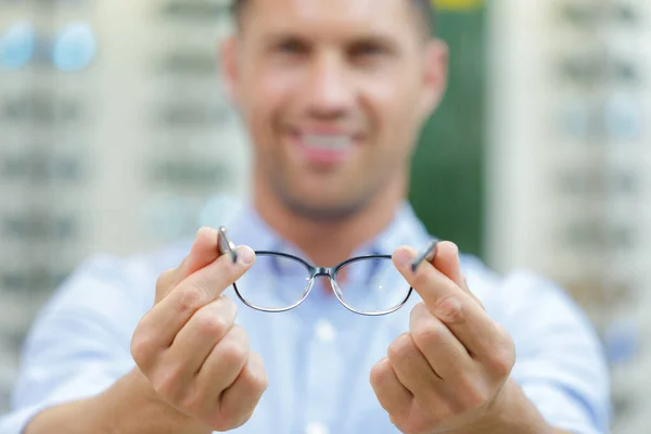 Erkek Gözlükçü Gözlük Takıyor — Stok fotoğraf