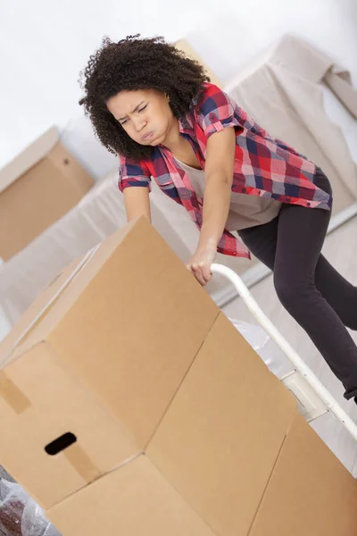 Mulher Entediada Empurrando Caixas Enquanto Move — Fotografia de Stock