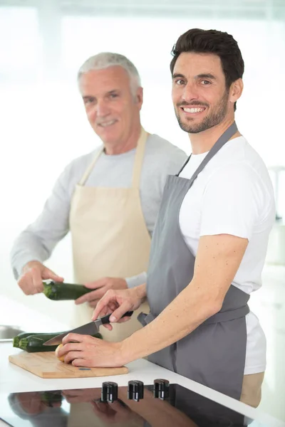 Figlio Con Padre Anziano Che Cucina Cucina — Foto Stock