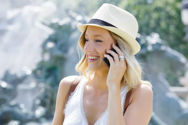 Kadın Fıskiyenin Yanında Durup Telefonla Konuşuyordu — Stok fotoğraf