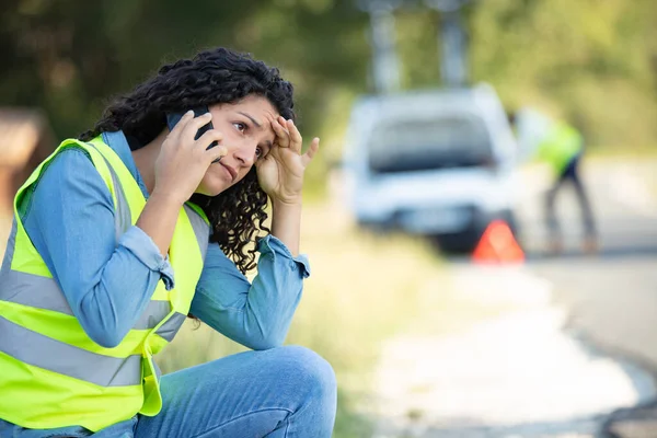 Женщина Помощью Мобильного Телефона Позвонить Автомеханику — стоковое фото