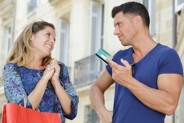 Vrouw Vraagt Haar Man Voor Winkelen Geld — Stockfoto