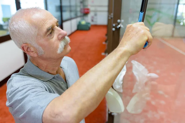 Senior Homme Est Nettoyage Des Fenêtres — Photo