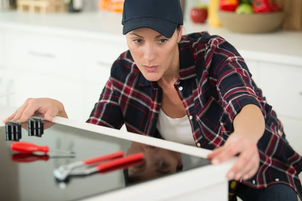 Kobieta Pracownik Instalowanie Urządzeń Kuchni Klientów — Zdjęcie stockowe