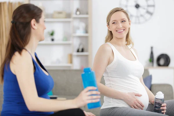 Happy Pregnant Women Sports Equipment Talking Gym — Stock Photo, Image