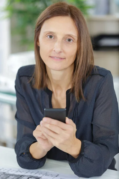 Portret Van Vrouw Architect Met Smartphone Voor Chatten — Stockfoto