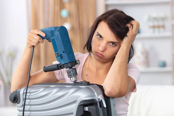 Bavulu Matkapla Açmaya Çalışan Kızgın Bir Kadın — Stok fotoğraf
