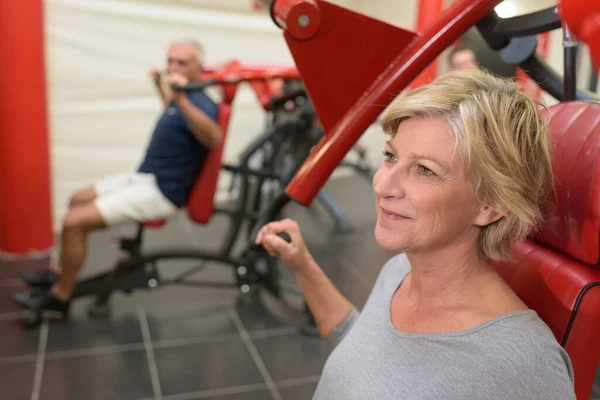 Seniorin Trainiert Fitnessstudio Mit Gewichten — Stockfoto