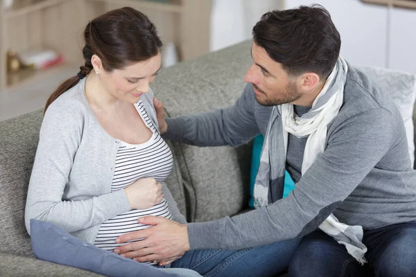Hombre Está Preocupado Por Esposa Embarazada Que Siente Dolores — Foto de Stock