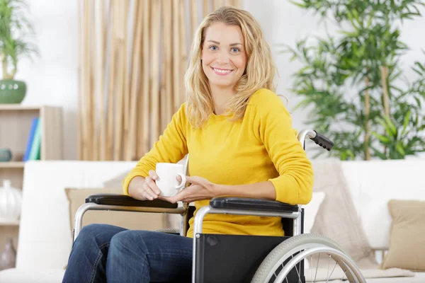 Γυναίκα Αναπηρική Καρέκλα Στο Σπίτι — Φωτογραφία Αρχείου