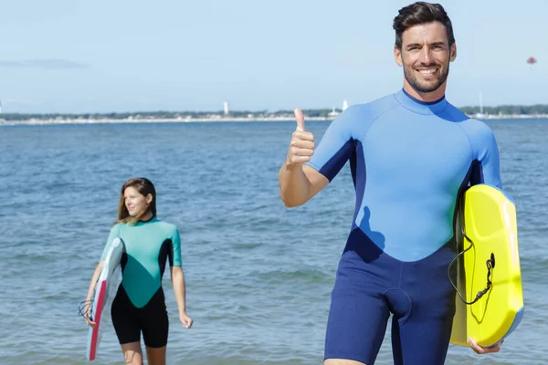 Erfolgreiches Surferpaar Zeigt Daumen Hoch — Stockfoto
