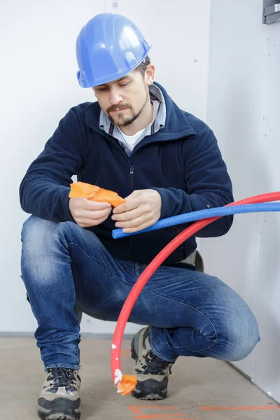 Bauunternehmer Hält Verklebte Kabel — Stockfoto