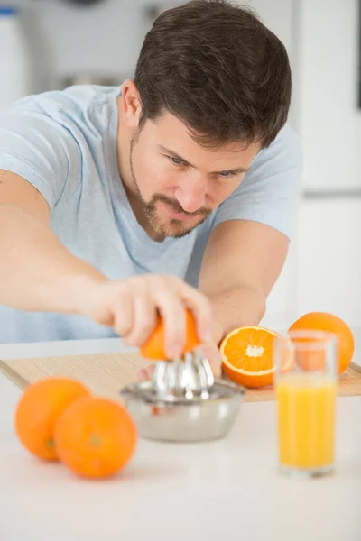 Adam Mutfakta Portakal Suyu Yapıyor — Stok fotoğraf
