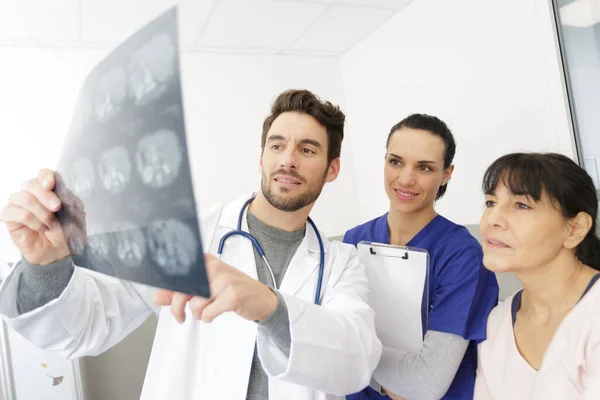 护士和在职女病人看起来像X光片 — 图库照片
