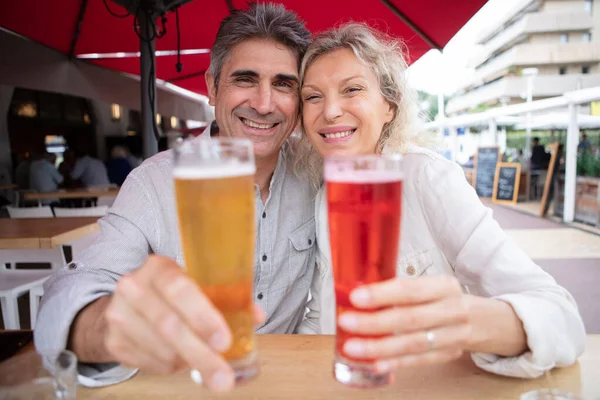 上了年纪的夫妻在餐厅的平台上喝酒 — 图库照片