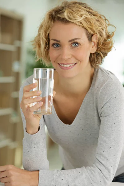 Υγιής Γυναίκα Κρατώντας Ένα Ποτήρι Νερό — Φωτογραφία Αρχείου
