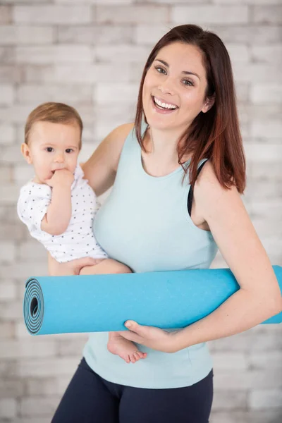Sportig Mamma Med Baby Och Yogamatta — Stockfoto